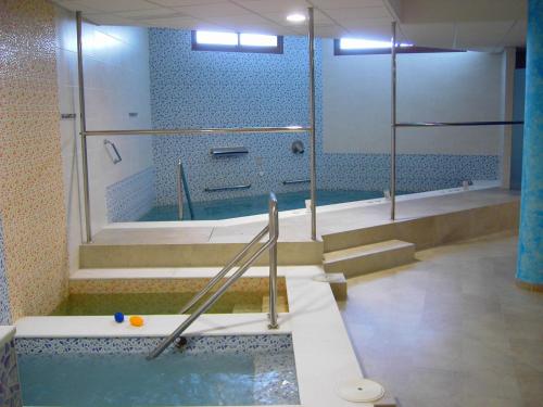 阿尔卡拉拉雷亚尔拉韦德格拉纳达公寓的带淋浴和浴缸的浴室