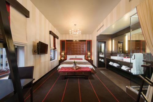 纽约时代广场圣殿酒店的一间带床和浴室的大卧室