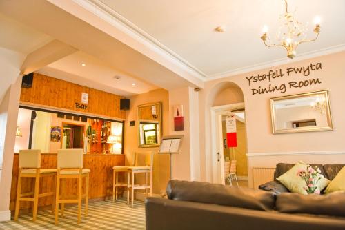 阿伯里斯特威斯四季酒店的带沙发的客厅和用餐室