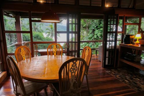 阿布拉奥阿特兰提卡丛林旅舍的一间带木桌和椅子的用餐室