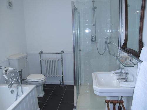 珀斯联排别墅酒店的带淋浴、卫生间和盥洗盆的浴室