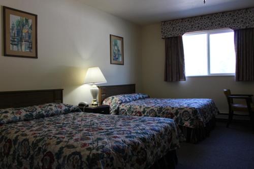 瓦尔迪兹Glacier Hotel的酒店客房设有两张床和窗户。