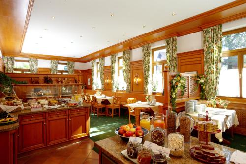 慕尼黑格鲁瓦尔德酒店的用餐室配有带水果的桌子