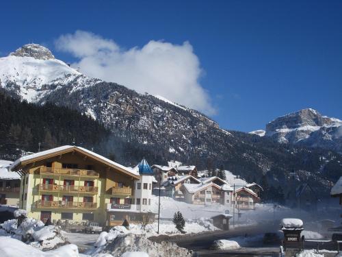 马津夏默尔酒店的雪中与山间滑雪小屋