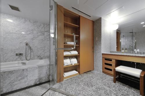 北九州JR Kyushu Station Hotel Kokura的带淋浴、浴缸和盥洗盆的浴室