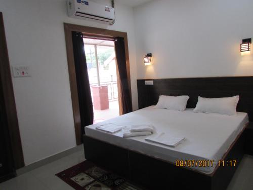 Fatehpur Sīkri温达文酒店的一间卧室配有一张床,上面有两条毛巾