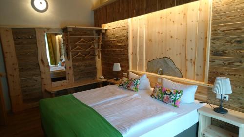 圣温德尔日记酒店的一间卧室配有一张木墙床