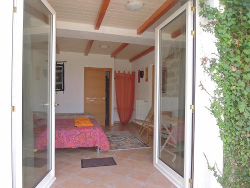 努奥罗索洛蒂乡村民宿的一间卧室设有一张床和一个滑动玻璃门