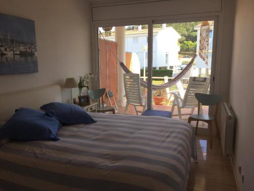 普拉加德阿罗Blue Ocean的一间卧室配有一张床,阳台配有椅子
