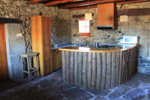 鲁皮特马斯拉塞拉乡村民宿的一间厨房,里面设有大型木制岛屿