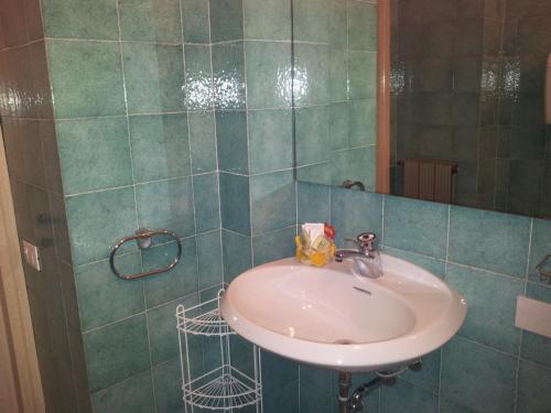 贝加莫博斯特酒店的一间带水槽和镜子的浴室