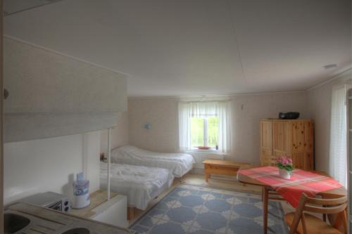 Ramvik哥特博格特酒店的一间小卧室,配有一张床和一张桌子