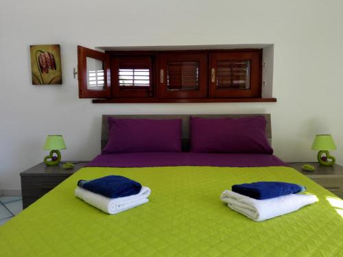 奇尼斯莫杜斯维稳迪度假屋的一间卧室配有绿床和两个枕头