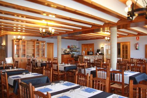 Gúdar古达尔旅馆的一间在房间内配有桌椅的餐厅