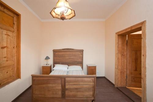 MirskGosciniec Kaszarnia Kamienne的一间卧室配有一张带木制床头板的床