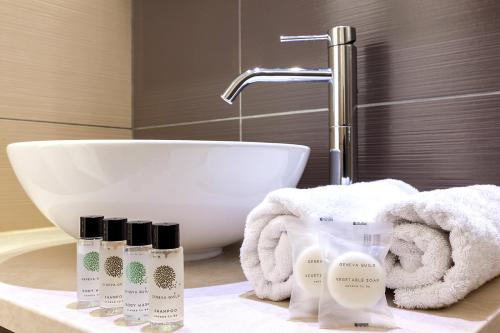 莫诺利索斯回忆海滩酒店 的浴室设有水槽和4瓶肥皂