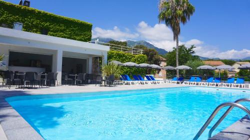 圣玛丽亚波焦索尔埃迈尔公寓式酒店的房屋旁的游泳池配有椅子和遮阳伞