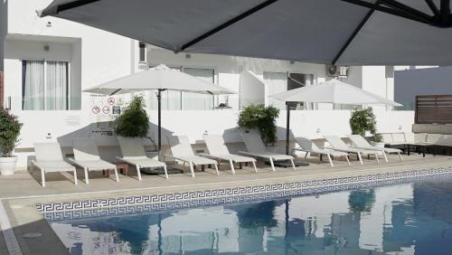弗莱明50号公寓式酒店 - 仅限成人内部或周边的泳池