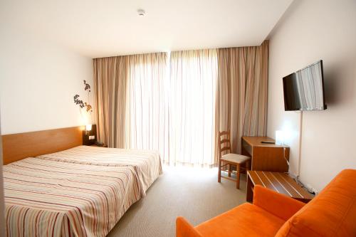 蒙特里尔蒙特里尔伊万尼亚酒店的酒店客房,配有床和沙发