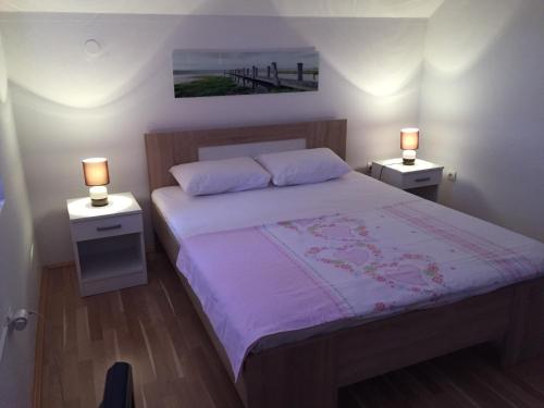 尼克希奇Apartments Premović Nikšić的一间卧室配有一张带2个床头柜的大床