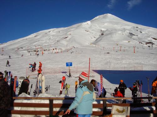 比亚里卡Cabaña Villarrica 1254的一群人,在雪覆盖的山上