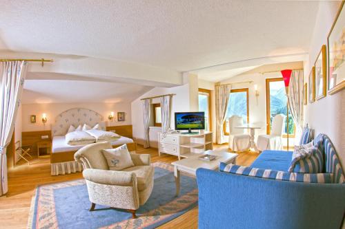 瑟弗浩斯卡尼萨夏酒店的酒店客房设有床和客厅。