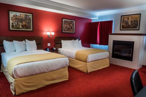 拉斯维加斯天际线赌场酒店的酒店客房设有两张床和壁炉