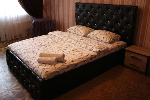 白采尔科维Apartment on Fastivs'ka 2的一张带黑色床头板和枕头的床
