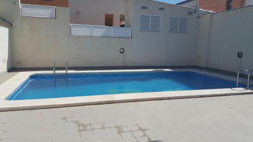 阿尔马索拉Miramar的一座房子前面的蓝色海水大型游泳池