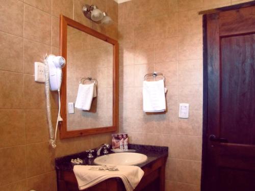 米娜克拉韦罗科斯塔塞拉纳公寓酒店的一间带水槽和镜子的浴室