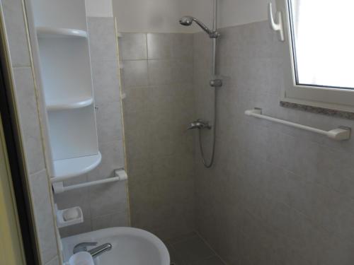 科尔萨诺Bilocale jasmin的带淋浴和卫生间的小浴室