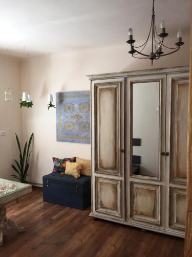 利沃夫Heart of Lviv的客厅设有大型木制橱柜和沙发。