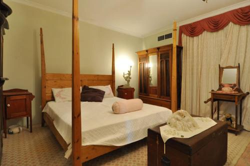 Boulder博尔德度假屋的一间卧室配有四柱床和镜子