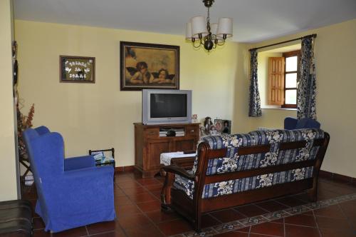 Serdió拉托雷酒店的带沙发和电视的客厅