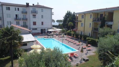西尔米奥奈米拉贝洛酒店的享有大楼旁游泳池的景色
