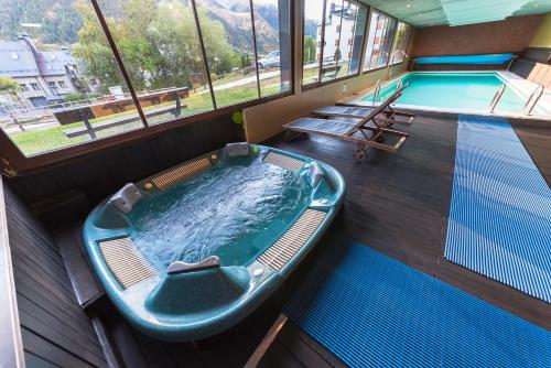 萨连特加列戈萨拉托公寓式酒店的带游泳池的客房内的热水浴池