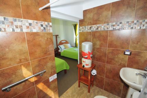 阿约拉港Isla Azul的带淋浴和盥洗盆的浴室