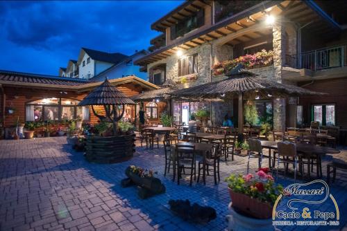 Preturo马萨里住宿加早餐旅馆的一个带桌椅和遮阳伞的户外庭院。