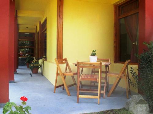 普埃洛湖El Portal del Lago的天井配有桌椅和黄色墙壁