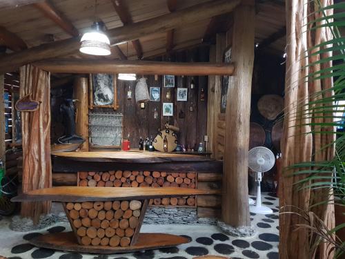 IníridaHotel Cabaña Guainiana的小木屋,房间设有长凳