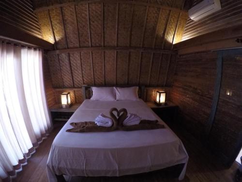 吉利特拉旺安吉利库勒姆巴简易民宿的一间卧室配有一张床,上面有两条毛巾
