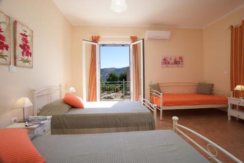 KondoyenádhaVilla REGINA的一间卧室设有两张床和窗户。