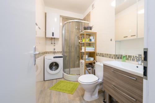 斯普利特Ink Apartment的浴室配有卫生间、盥洗盆和洗衣机。