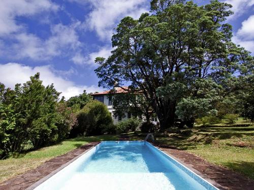 圣达塞拉Beautiful house on the garden island of Madeira的房子的院子中的一个蓝色游泳池