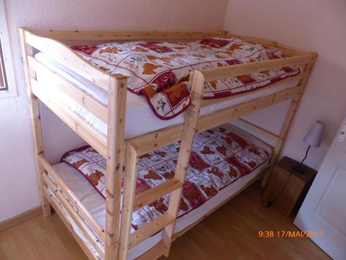 乌尔坦Gênois 1的小型客房配有两张双层床,