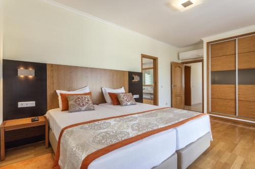 阿尔沃尔Villa Amarela的一间卧室,卧室内配有一张大床