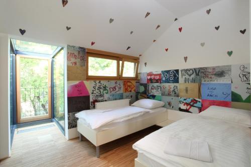采列MCC旅馆的墙上涂鸦的房间的两张床