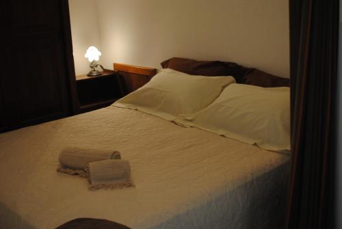 马丁纳弗兰卡Trullo Pietraluna的卧室配有一张带白色床单和枕头的大床。