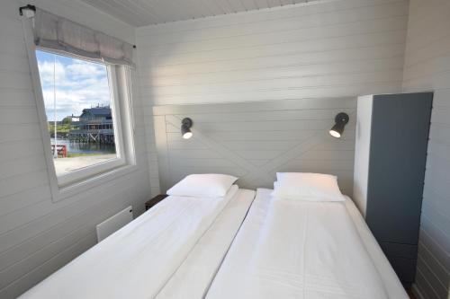安德内斯Lankanholmen的小型客房 - 带2张床和窗户