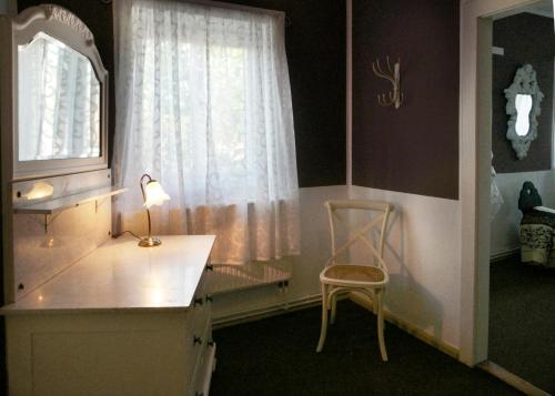 大舍瑙Goldberghaus Mauve的客房设有书桌、椅子和窗户。